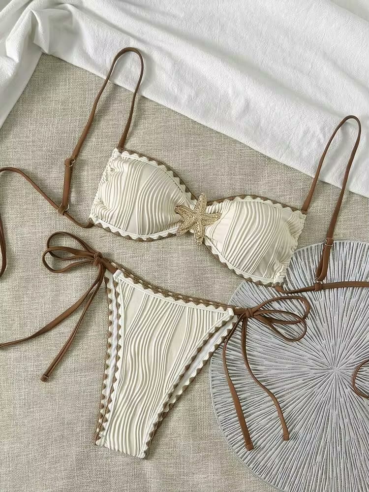 Bikini texturizado con metal
